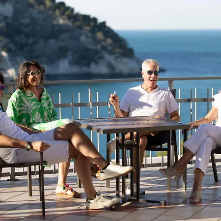 Hotel Pugnochiuso Del Faro 4*